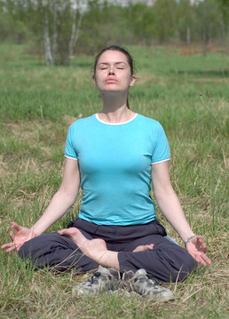 女人在yogah姿勢(shì)放松