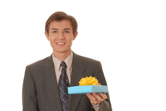Young Man帶著禮物