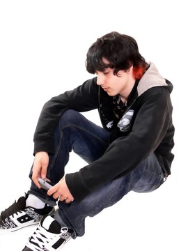 少年男孩坐