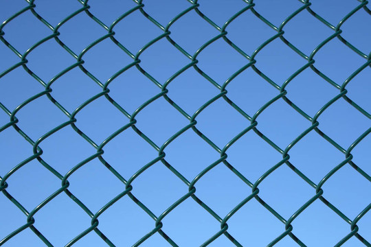 绿色链连接围栏