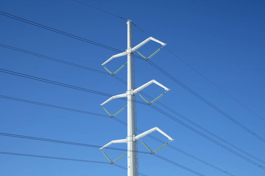 白電塔和電力線
