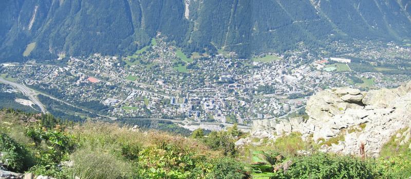 在山谷的霞慕尼市大觀；法國(guó)；阿爾卑斯山；全景