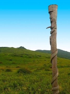 綠色原野和藍天的異教徒偶像
