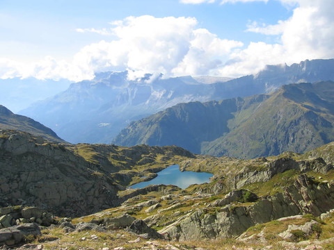 云層反射的小湖泊；Aiguillette des Houches；Brevent；法國；阿爾卑斯山