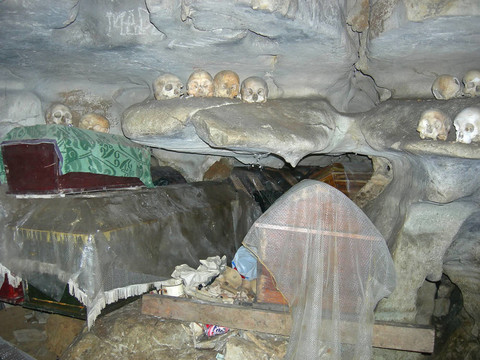 在Toraja墓地顱骨和棺材；冉特泡；蘇拉威西島；印度尼西亞