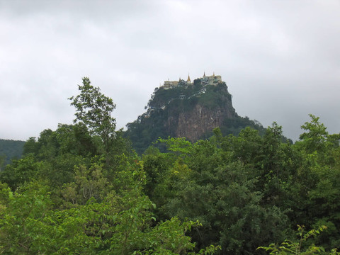 神圣的老buddisth寺在山頂；Mont Popa；緬甸
