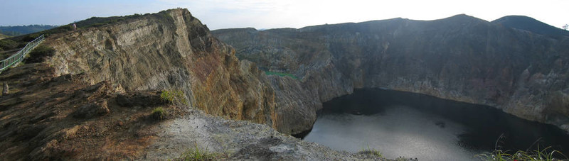 黑色的火山湖火山；柯麗牧土；弗洛里斯；印度尼西亞；全景