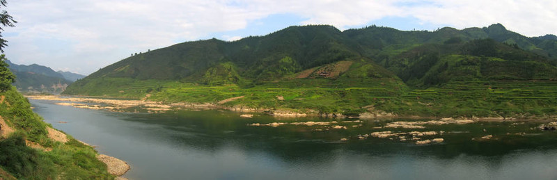 熱帶河流穿過群山；湖南；中國；全景