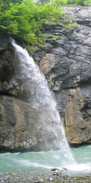 在綠河落在阿勒河峽谷瀑布全景；瑞士；