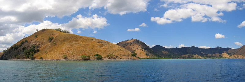 黃色的山落在海上；科摩多群島；印度尼西亞；全景