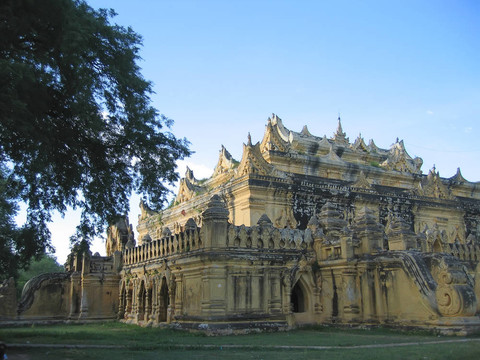 黃色的神圣的佛教寺廟在Inwa；曼德勒；緬甸