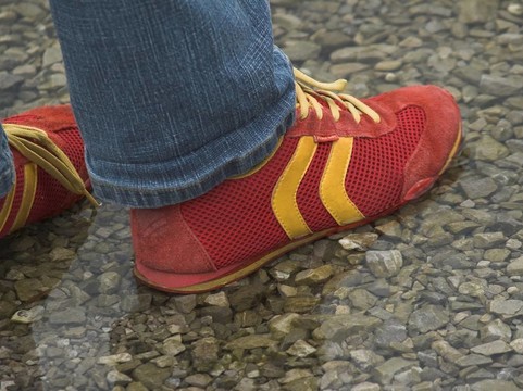 水上紅色運動鞋