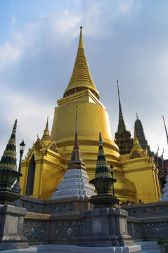 Phra Si該公司