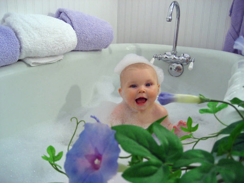 泡泡浴的嬰兒