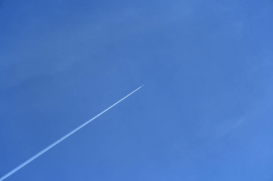 飛機(jī)在藍(lán)天上飛行