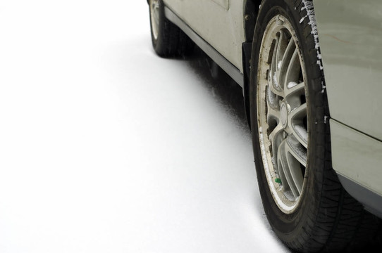 車輪在雪地