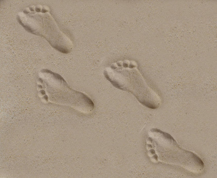 腳印在沙灘上