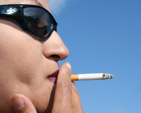 抽煙的女人
