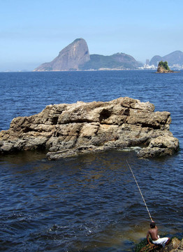 在海里釣魚的孩子