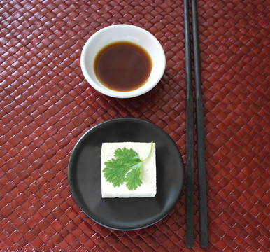 在一個黑色盤子上的豆腐