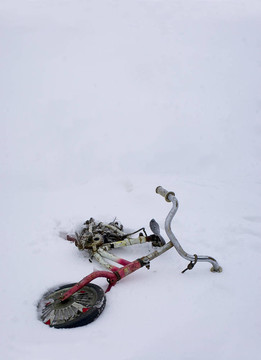 雪地里被遺棄的自行車