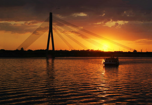 夕陽(yáng)中的電纜橋