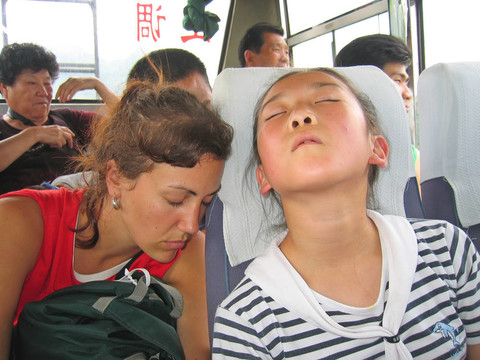 一個法國女人在公車上一個中國女孩睡覺；桂林；中國