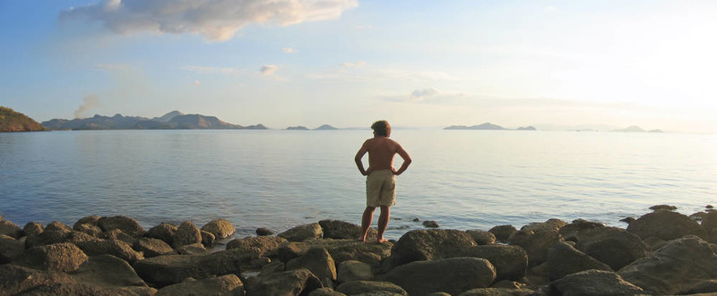 一個(gè)人眺望無(wú)限的熱帶海島群島；納閩下；有沙灘；弗洛里斯島；印度尼西亞