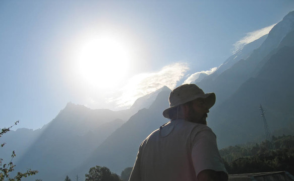 一個戴帽子的一個陽光明媚的天氣開始他一天的徒步旅行的人；霞慕尼；阿爾卑斯山法國山；
