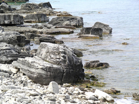 巖石的海岸線(xiàn)