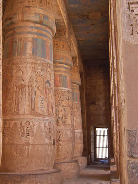 在拉美西斯三寺culumns彩色象形文字的細(xì)節(jié)；Medinet Habou；Louxor；埃及