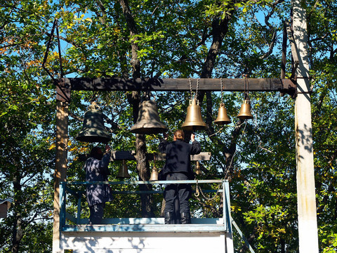 農村寺院bellfry樹下