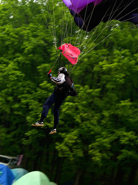 傘兵降落到草地上