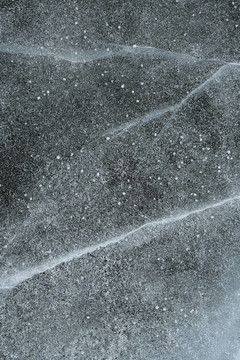 在白雪覆蓋的冰裂紋