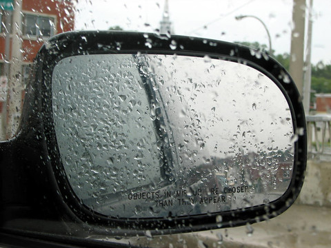 汽車鏡上的雨滴