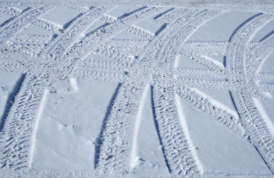 穿越雪地的輪胎軌跡