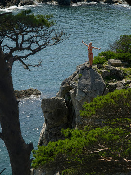 海邊巖石上的快樂女孩