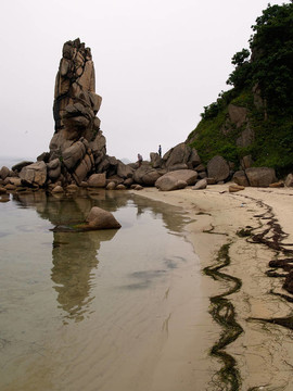 霧天海面上的巖石成本