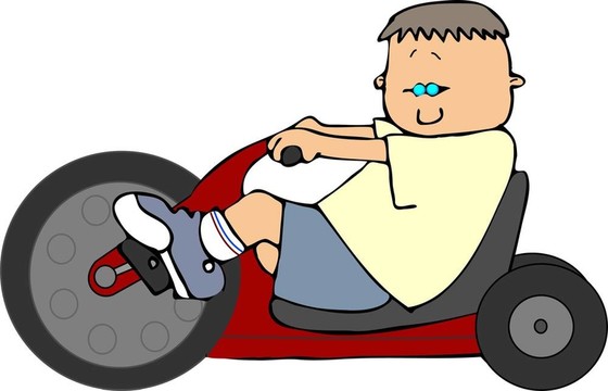 男孩在一個大輪子的三輪車