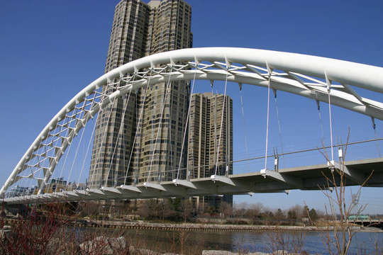 白色的步行橋