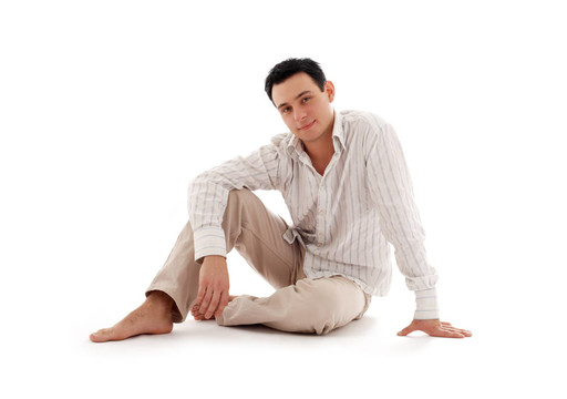 輕松的男人坐在地板上