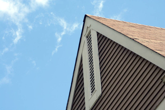 建筑屋頂與天空的高峰