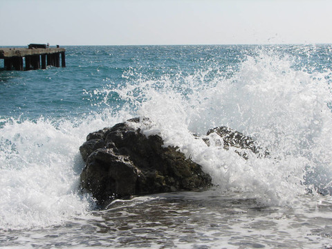 冰冷的海浪撞擊著海岸的石頭