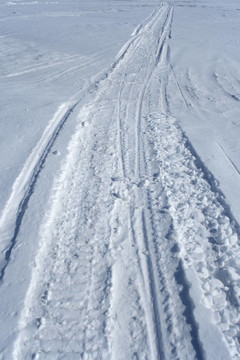 離開(kāi)軌道在雪中