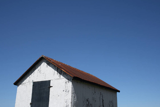 白色小屋和藍(lán)色的天空