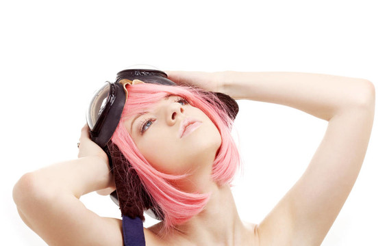 白日梦的粉红色头发的女孩在飞行员头盔