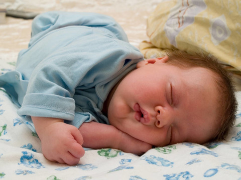 睡了兩個月的嬰兒