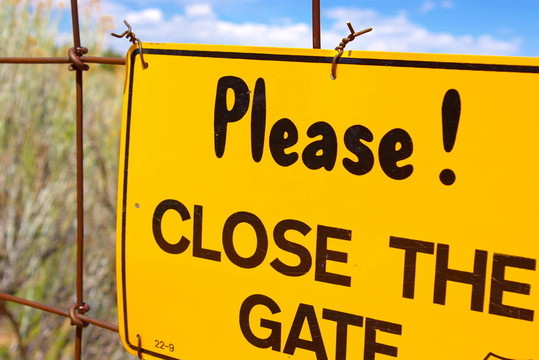 關(guān)上大門(mén)