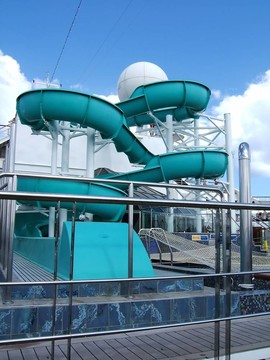 水滑梯上漫游