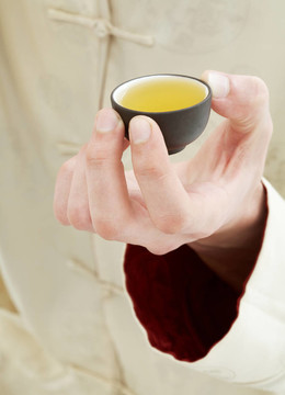 一杯綠茶的手拿杯